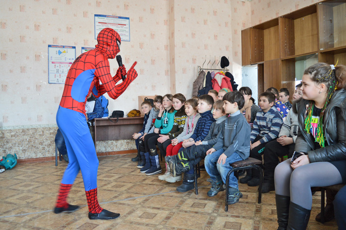 Під час вистави байдужих серед маленьких г лядачів не було. Фото надане Міжнародним комітетом Червоного Хреста